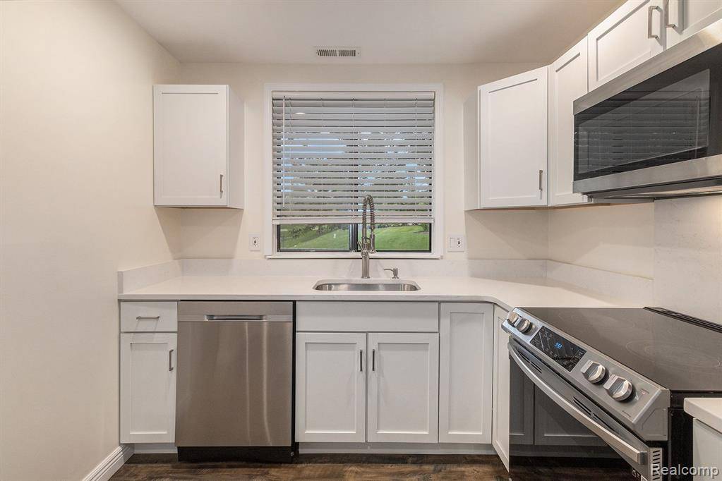 Farmington Hills, MI 48335,22221 INDIAN CREEK Drive 2 7