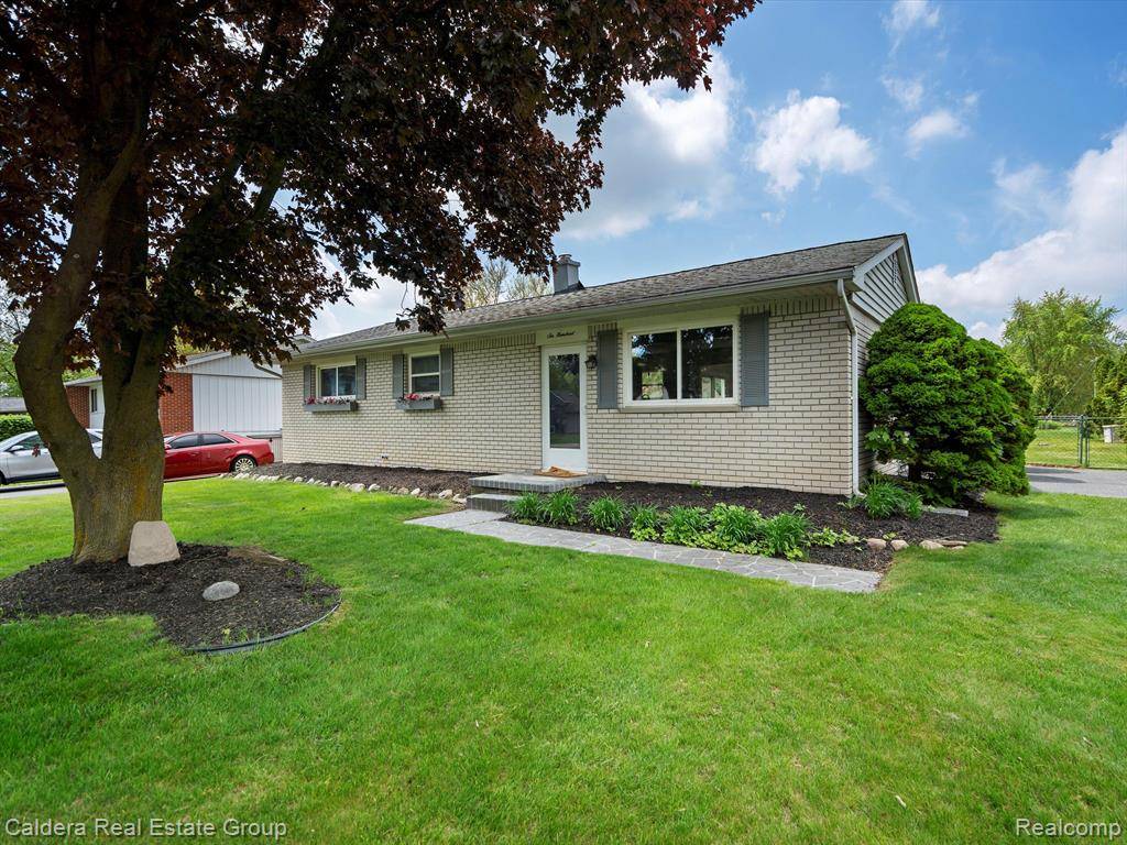 600 LOS ARBOLES Drive, Wolverine Lake Vlg, MI 48390