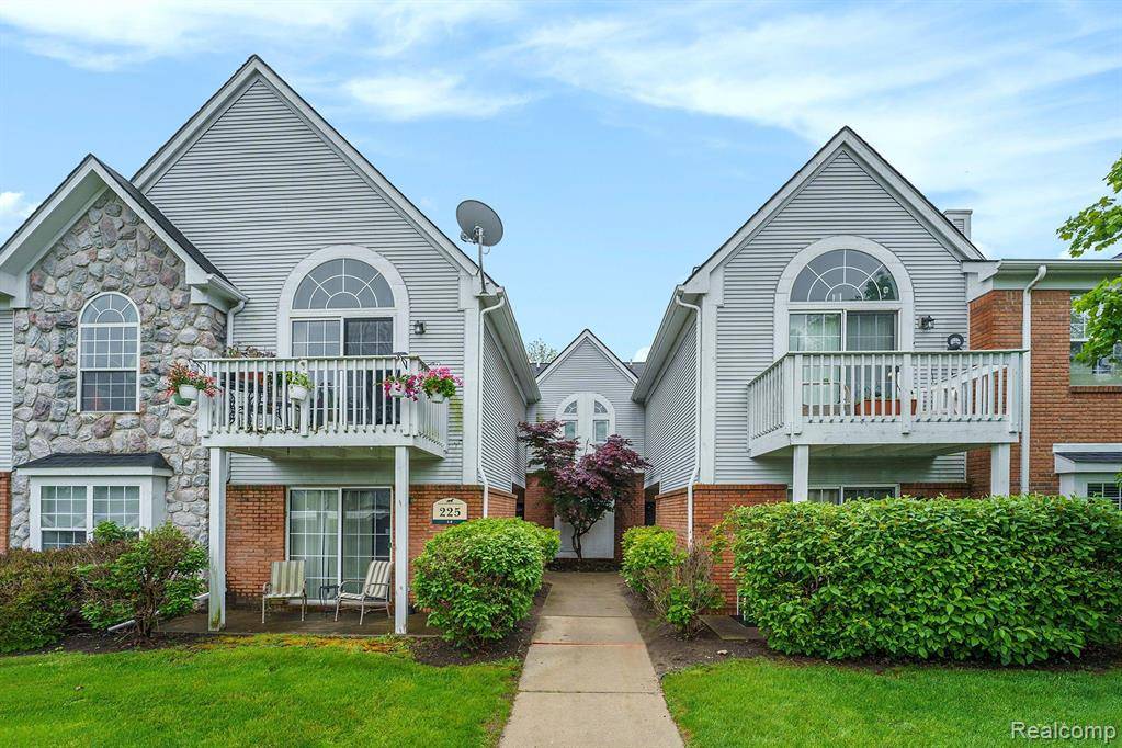 225 BROOKWOOD Drive 4, South Lyon, MI 48178