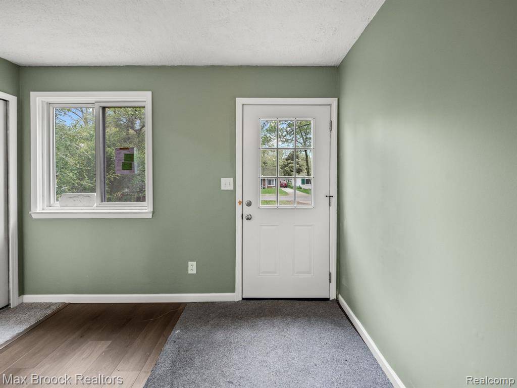 Southfield, MI 48033,21357 POINCIANA Street