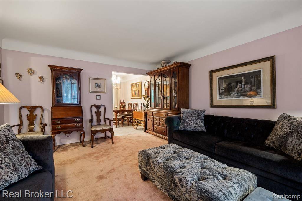 Dearborn Heights, MI 48127,6110 WHITEFIELD Street