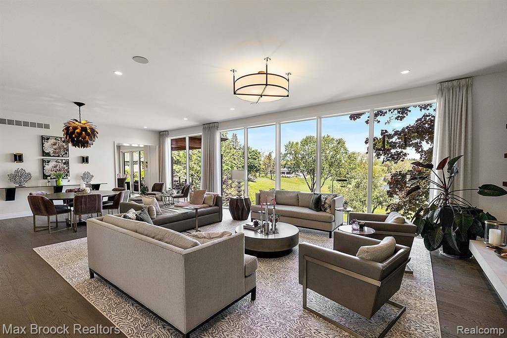 Bloomfield Twp, MI 48301,6925 Meadowlake Road