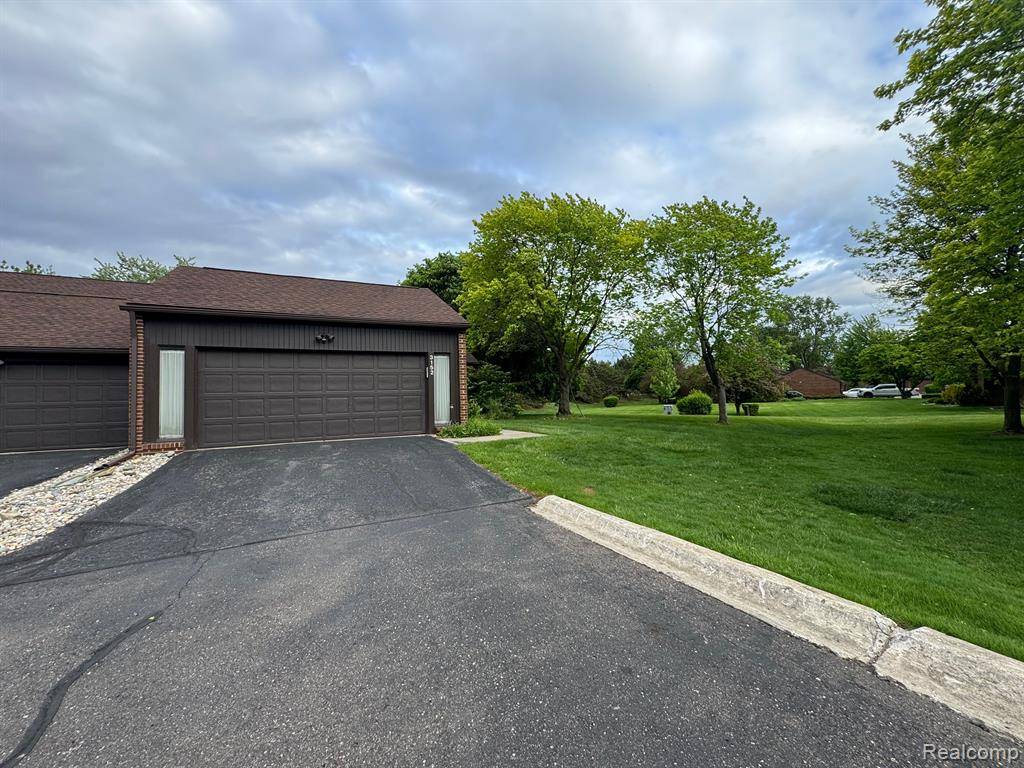 3152 LINDENWOOD Drive, Dearborn, MI 48120