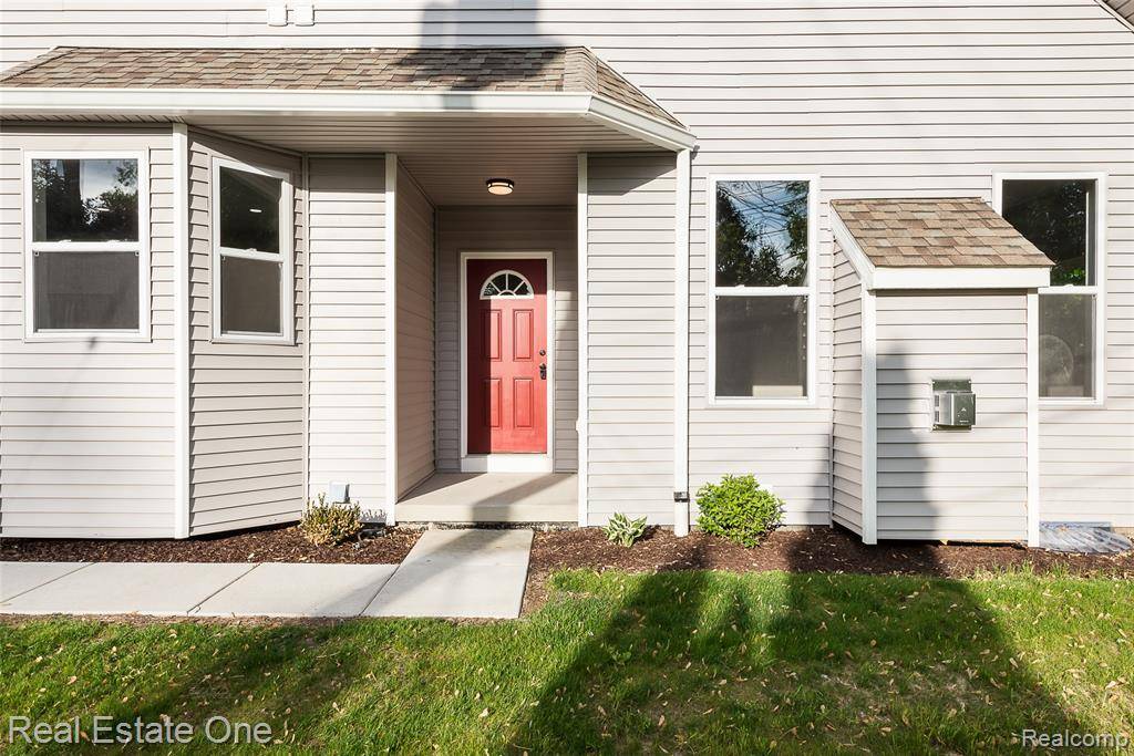 Howell, MI 48843,527 INDIAN OAKS Drive