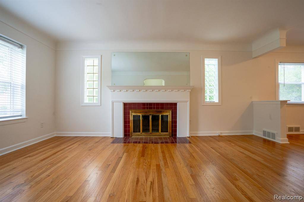 Grosse Pointe Woods, MI 48236,2368 ALLARD Avenue