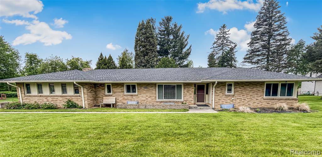 2211 N Sycamore Drive, Burton, MI 48509