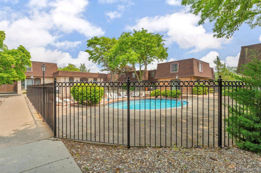 Royal Oak, MI 48073,5025 Crooks Road 42