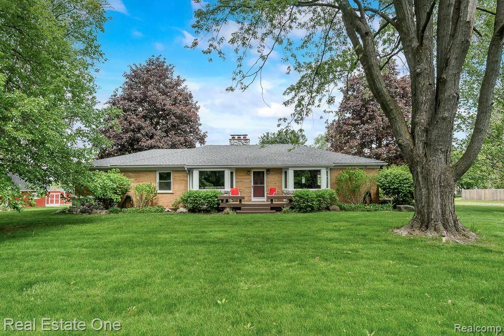 241 E Gunn Road, Oakland Twp, MI 48306