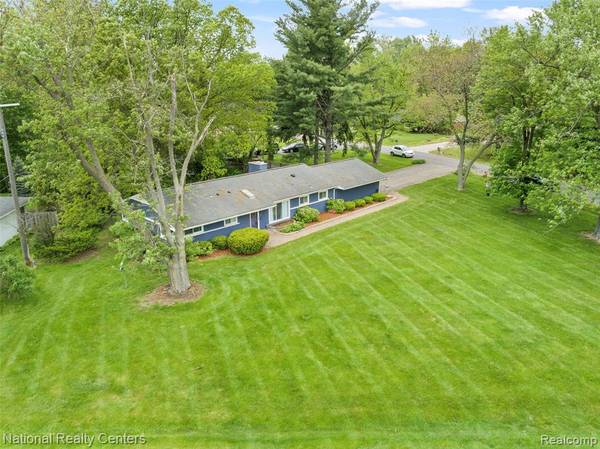 7408 N Briarcliff Knoll Drive,  West Bloomfield Twp,  MI 48322