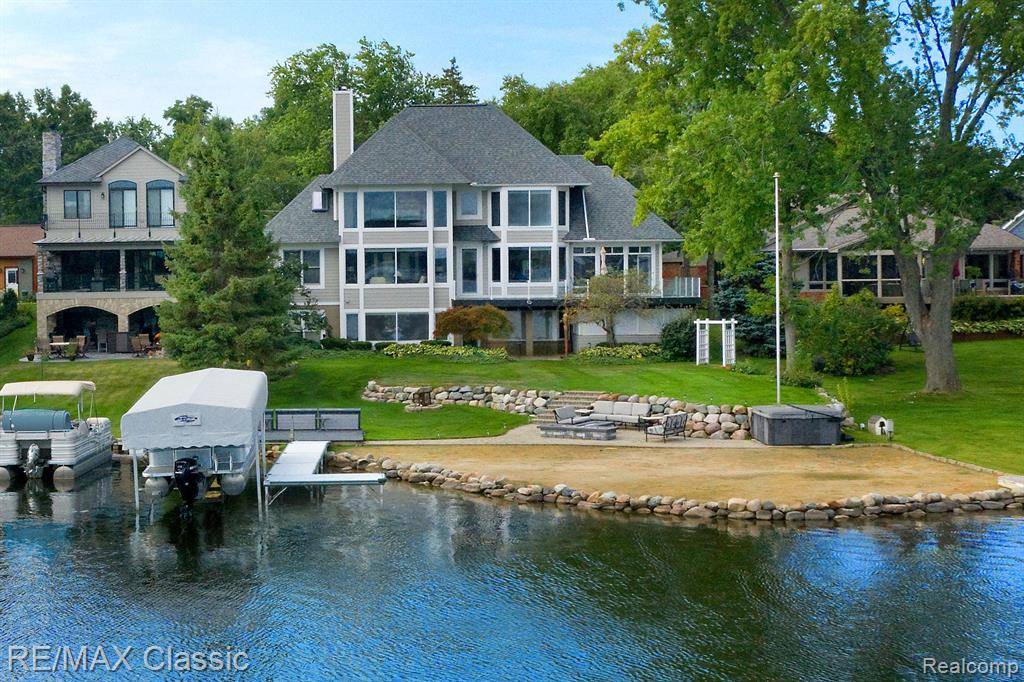 Wolverine Lake Vlg, MI 48390,826 Wolverine Drive
