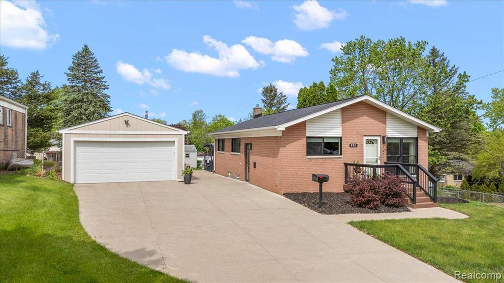Milford Vlg, MI 48381,835 Manor Drive W