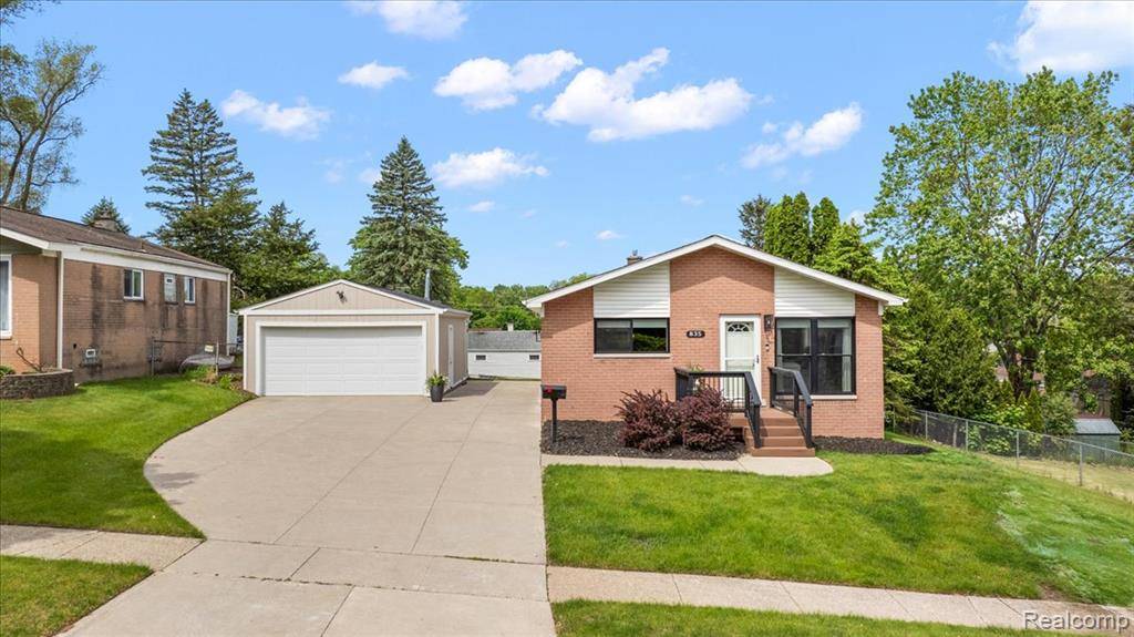 Milford Vlg, MI 48381,835 Manor Drive W