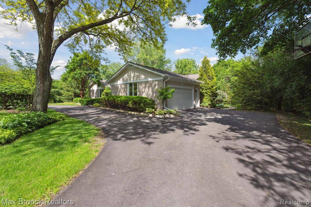Bloomfield Hills, MI 48304,4335 Queens Way