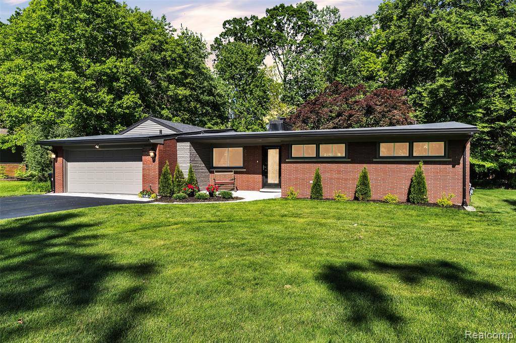 28200 E Greenmeadow Circle, Farmington Hills, MI 48334