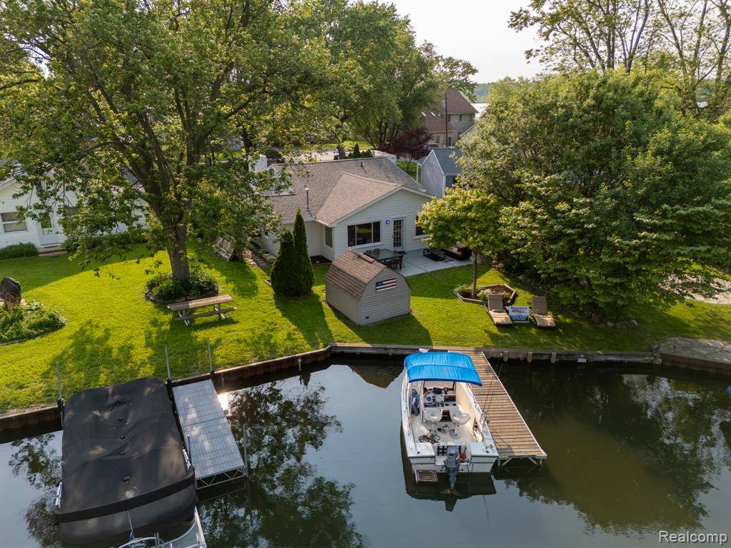11627 Algonquin Drive, Hamburg Twp, MI 48169