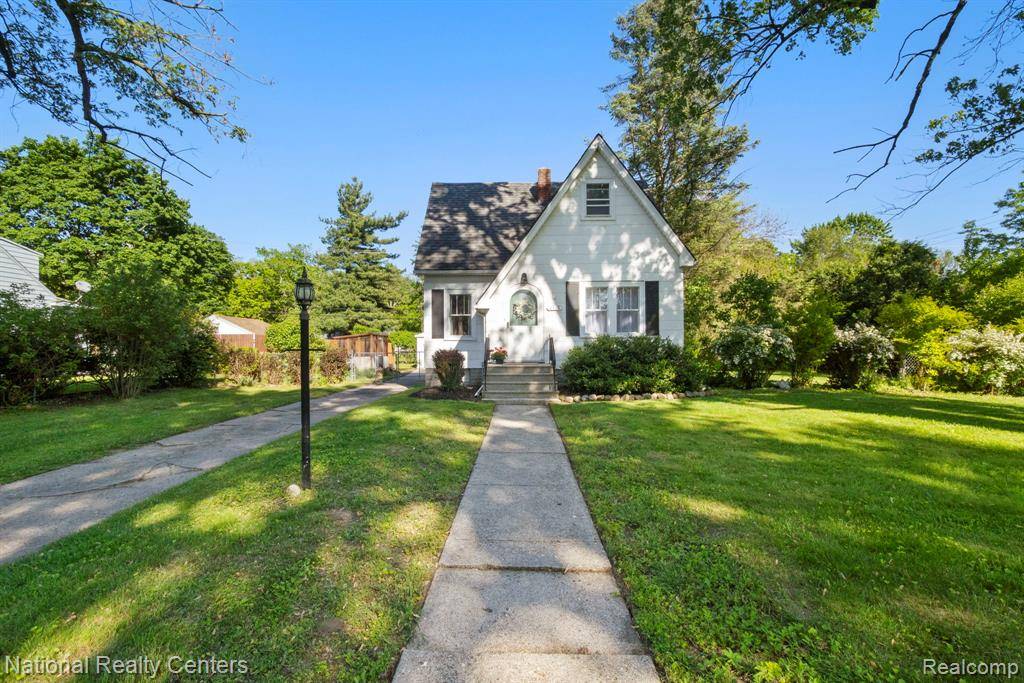 2328 Montroyal Avenue, Waterford Twp, MI 48328