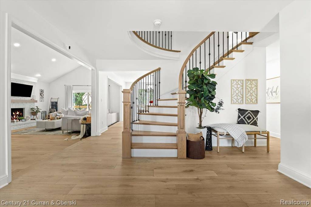 Farmington Hills, MI 48167,22275 HEATHERIDGE Lane