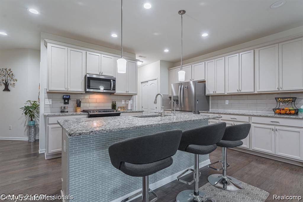 Novi, MI 48375,24731 Ivy