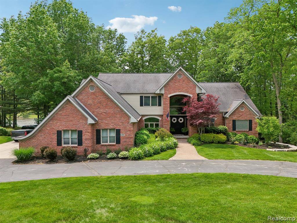 8395 Riverwalk Drive, Fenton, MI 48430