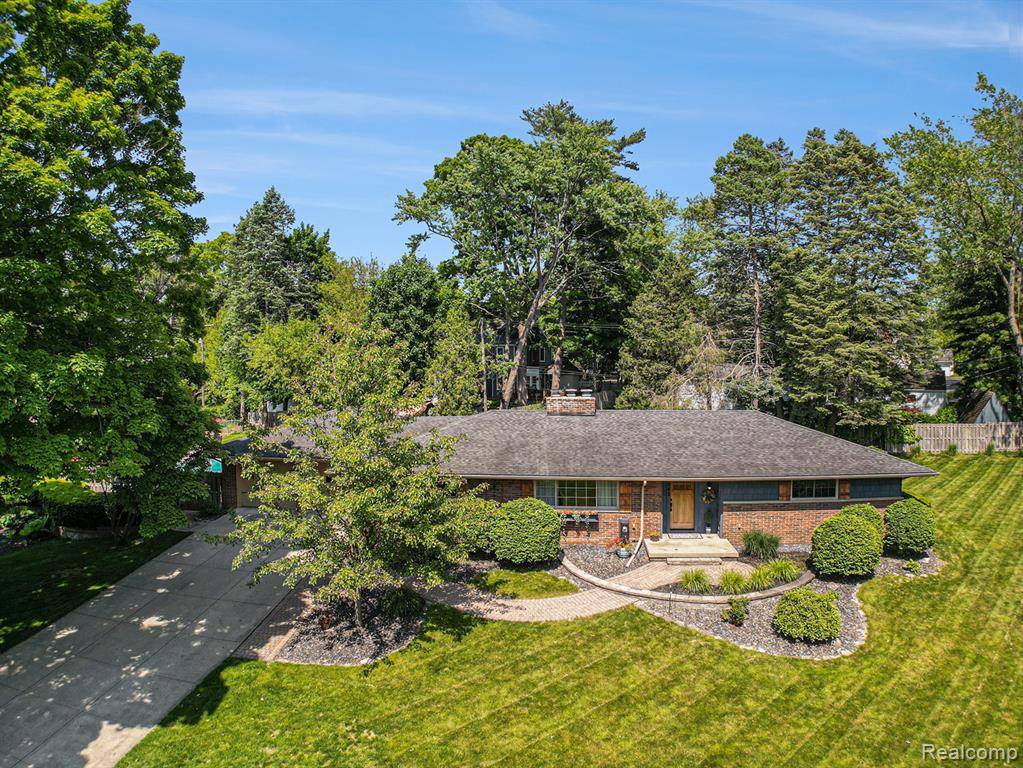 6062 Middle Lake Road, Village Of Clarkston, MI 48346