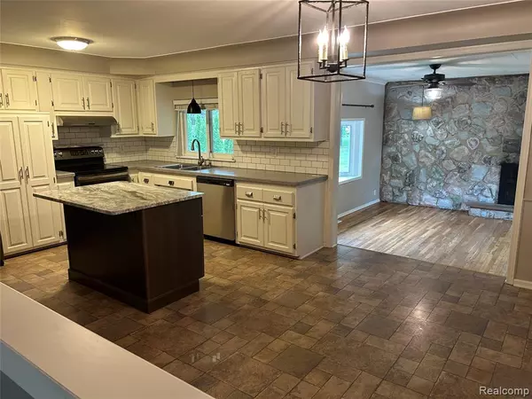 Shelby Twp, MI 48316,5633 Debra Road