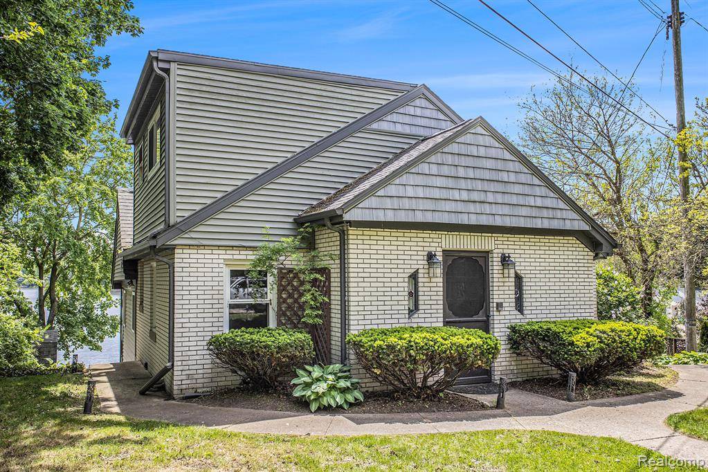 11393 Outer Drive, Pinckney Vlg, MI 48169