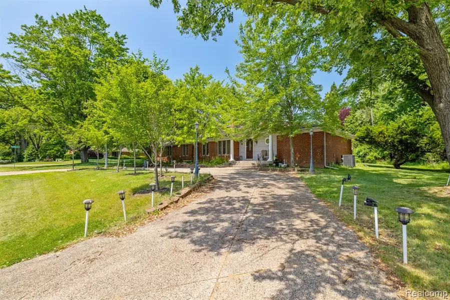 297 VREELAND Drive, Rochester Hills, MI 48309