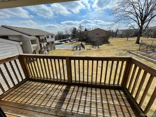 Farmington Hills, MI 48334,30042 W 12 MILE RD 60