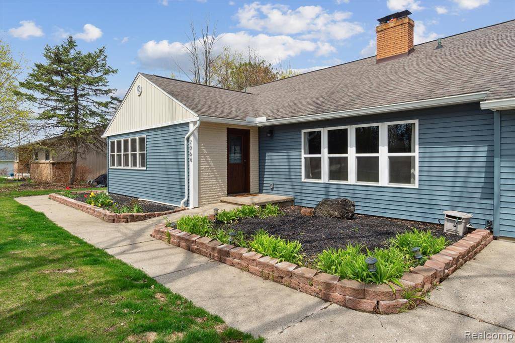Fenton, MI 48430,2064 N Long Lake Road