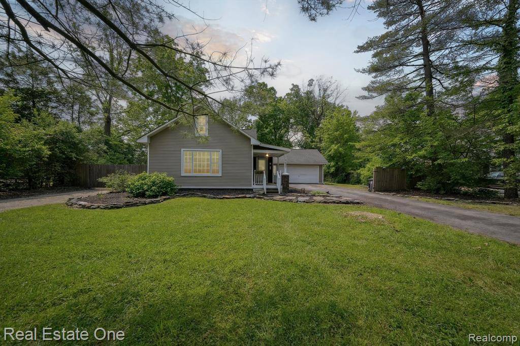 8921 Lake Road, Grosse Ile Twp, MI 48138