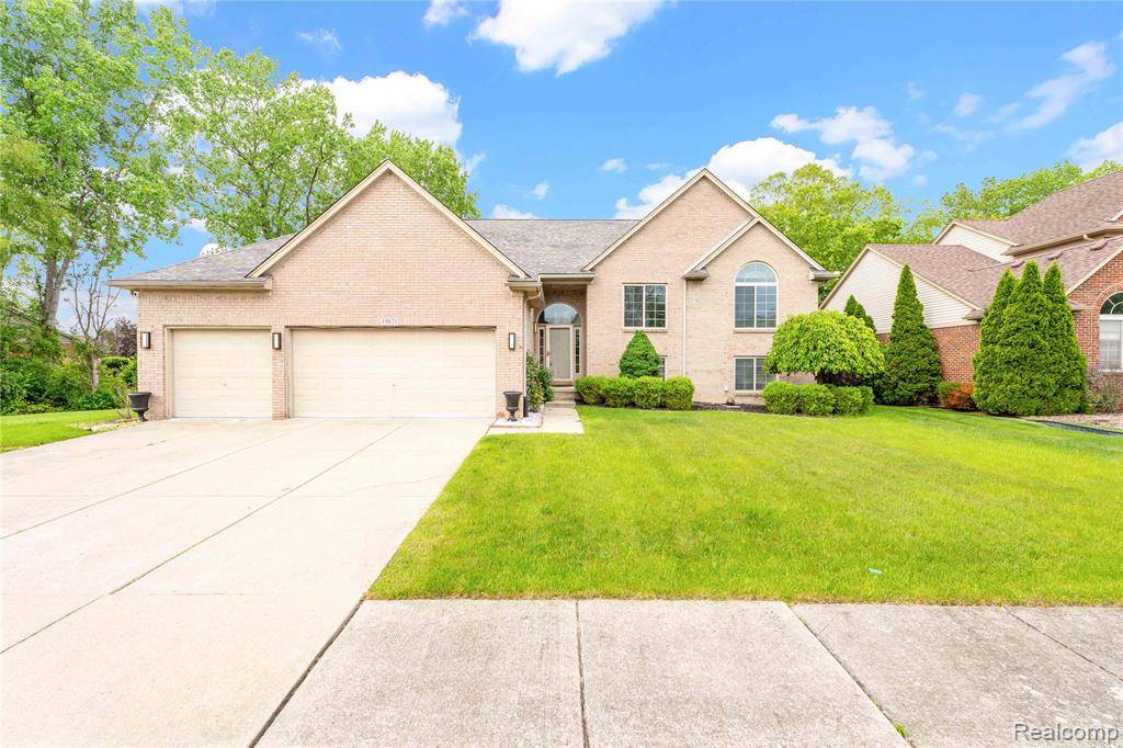 19821 Woodview Drive, Clinton Twp, MI 48038
