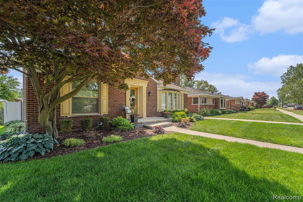Redford Twp, MI 48239,8914 Mercedes