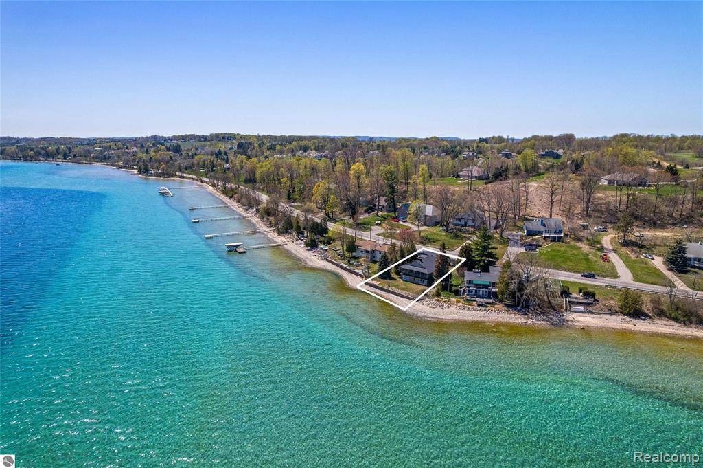 9428 Center Road, Peninsula Twp, MI 49686
