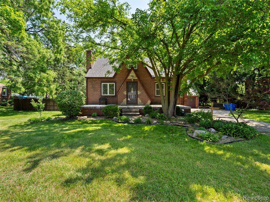 27904 Milton Avenue, Warren, MI 48092