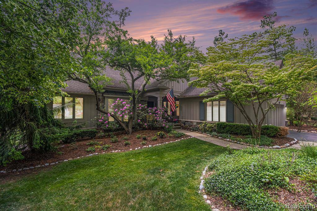 4825 Mirror Lake Drive, West Bloomfield Twp, MI 48323