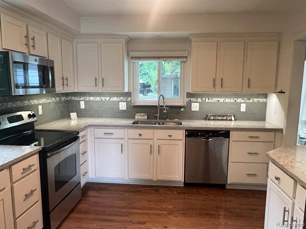 Wixom, MI 48393,2734 Lakeridge