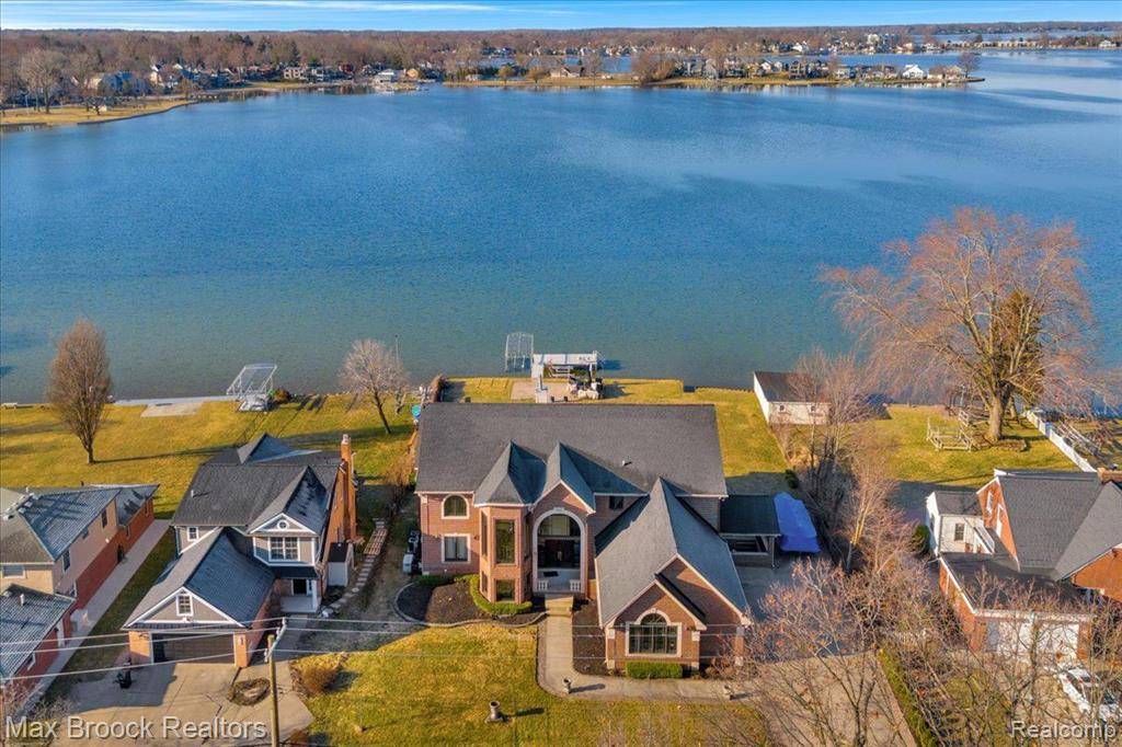 985 JAMES K Boulevard, Sylvan Lake, MI 48341