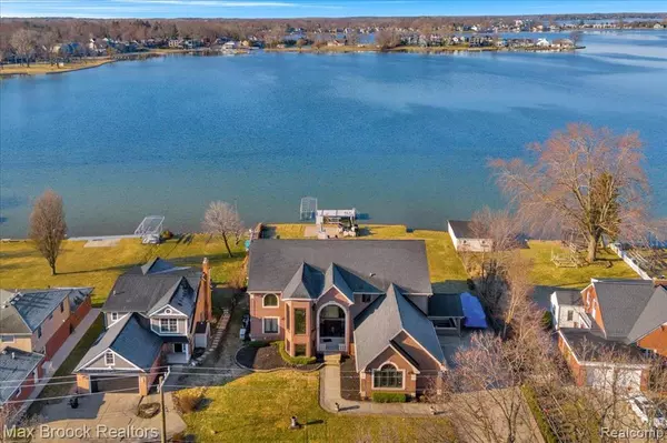 985 JAMES K Boulevard, Sylvan Lake, MI 48341