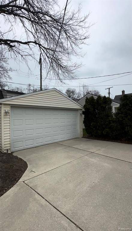 Grosse Pointe Farms, MI 48236,124 MUIR Road Upper