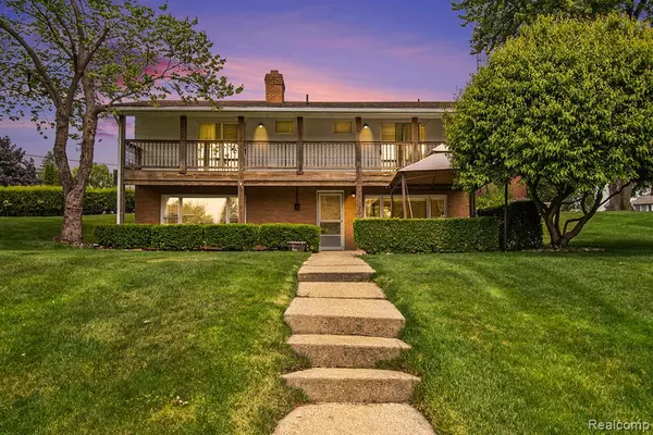 1365 Blue Water Drive,  Fenton,  MI 48430