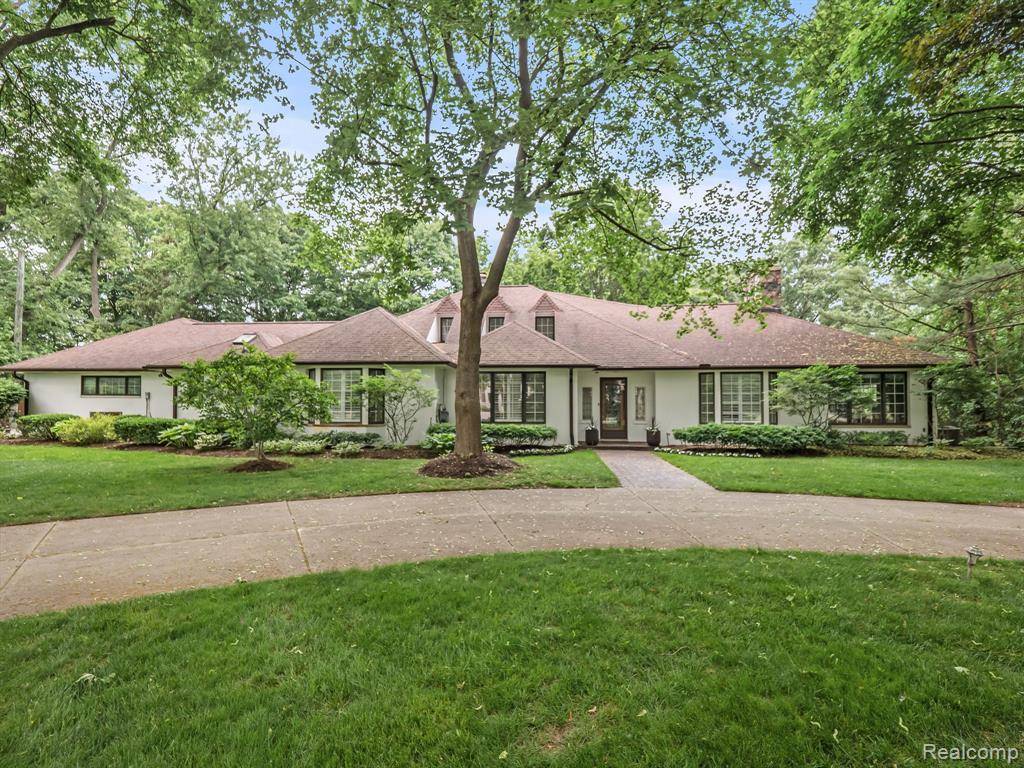 24596 RIVERWOOD Drive, Franklin Vlg, MI 48025