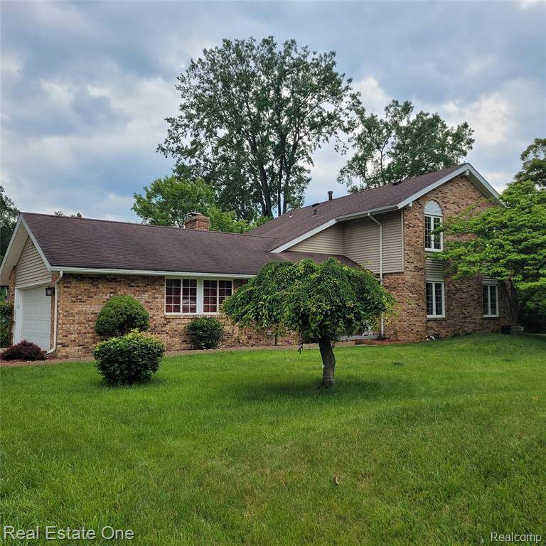 Bloomfield Hills, MI 48302,5208 Woodview Drive