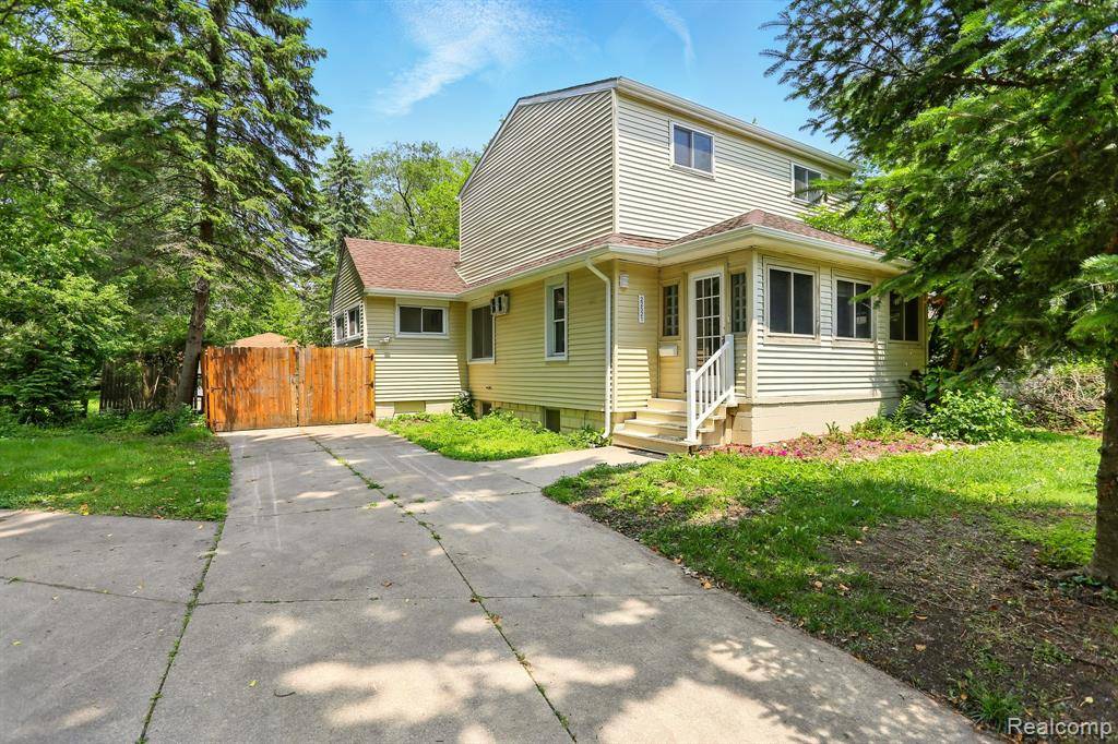 22521 Hoffman Street, St. Clair Shores, MI 48082