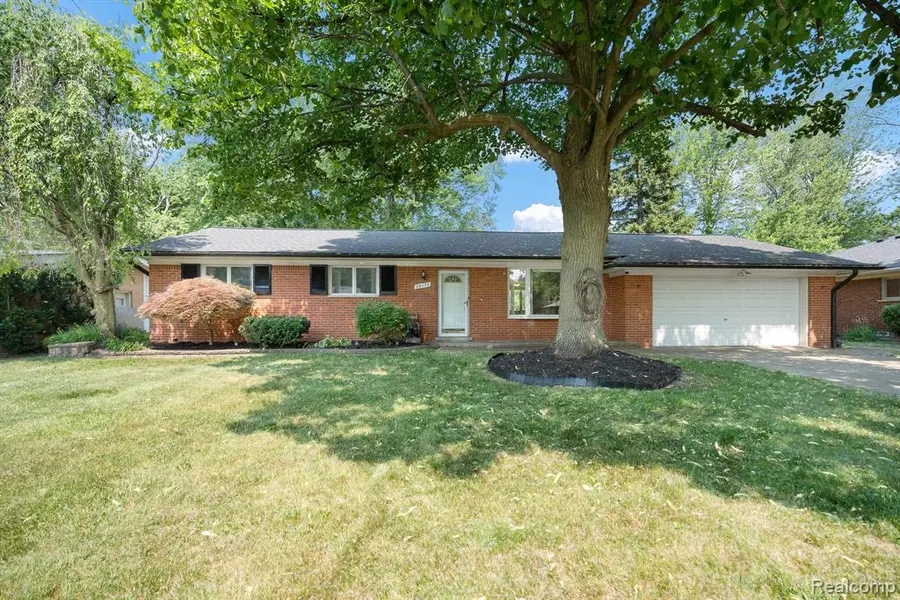 35175 Beaconhill Street, Harrison Twp, MI 48045