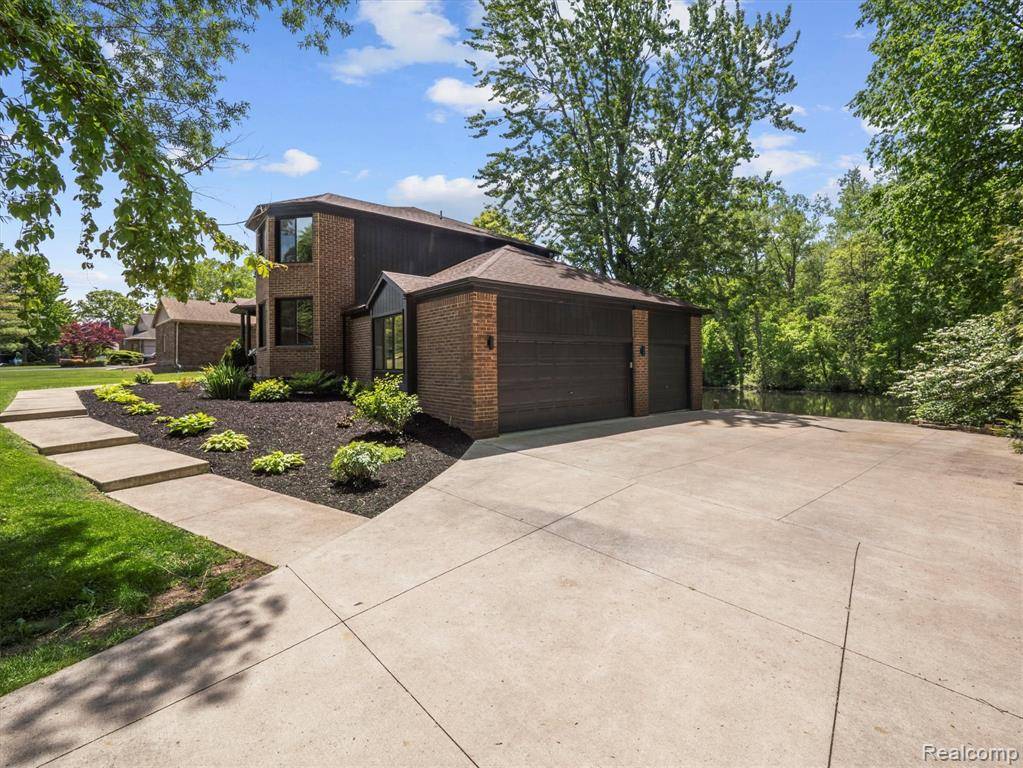 Commerce Twp, MI 48382,5695 Deerwood