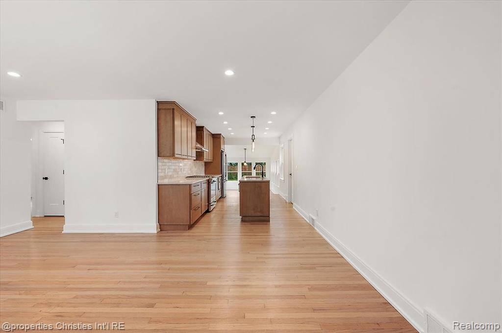 Beverly Hills Vlg, MI 48025,15589 Kirkshire Avenue