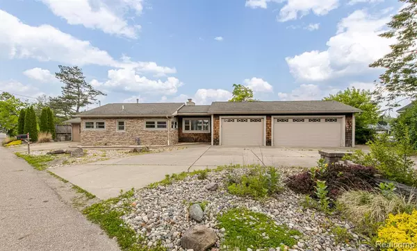 9634 Bonnie Briar Street, White Lake Twp, MI 48386