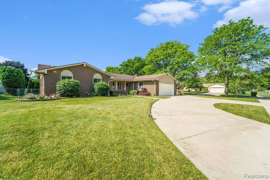 33521 Curtis Road, Livonia, MI 48152