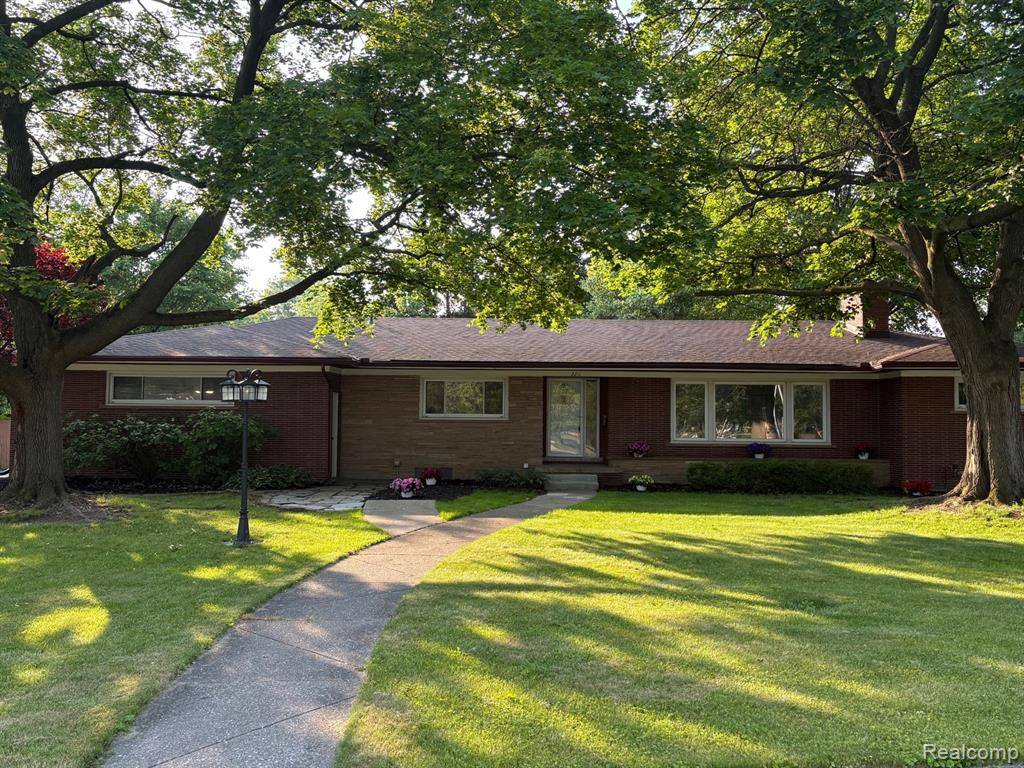 2211 Parkside Street, Trenton, MI 48183