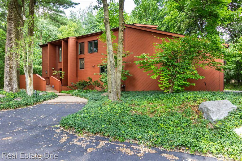 5896 Seville Circle, Orchard Lake Village, MI 48324